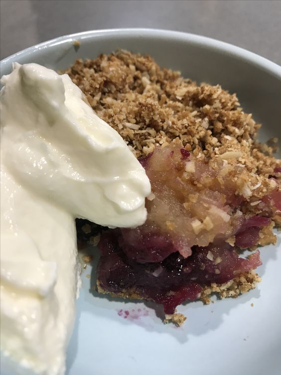 Simple Apple Berry Crumble | This is a simple healthy all-time winter favourite | https://www.simplyhappy.com.au//Simple Apple Berry Crumble/