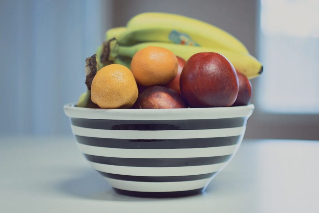 5 easy organisation tips for your kitchen to eat healthier | Family mealtime (does anyone else call it ‘feeding time at the zoo?).| https://simplyhappy.com.au/5-kitchen-organisation-tips-to-eat-healthier/
